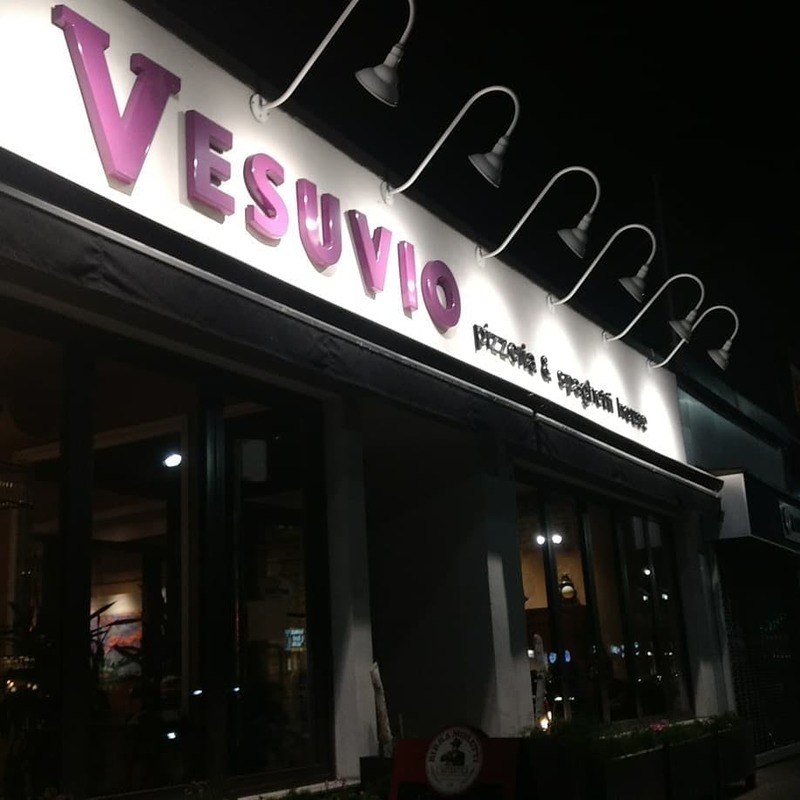 维苏威火山披萨店